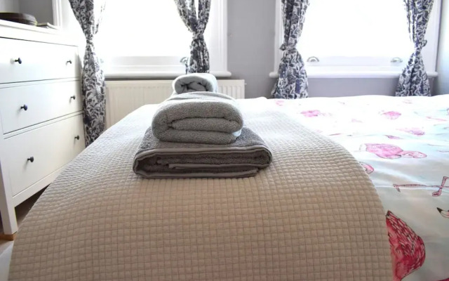 Lovely Newly-renovated 3 Bedroom Apartment in Fulham