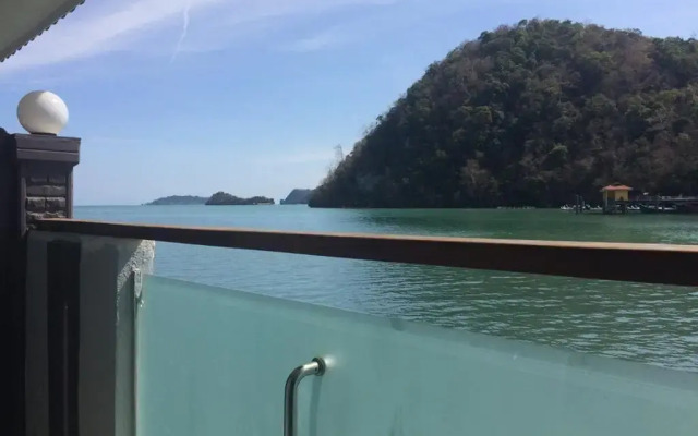 Penarak Bamboo Beach Motel