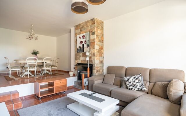 Classy Holiday Home With Swimming Pool, Garden, Bbq, Parking