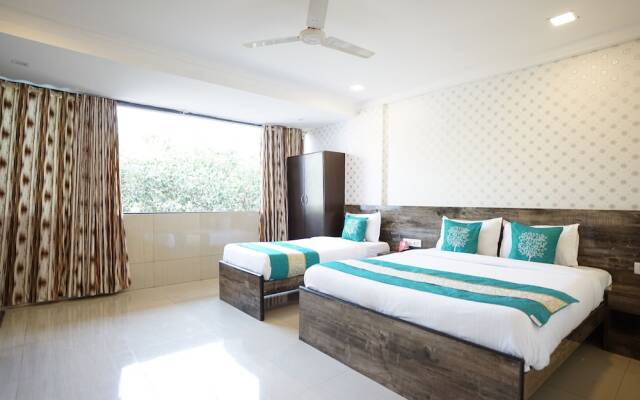 OYO Rana Residency Near Western Express Highway Metro Station