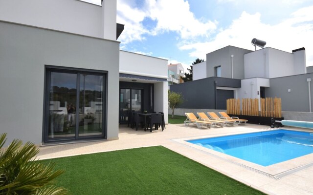 Lavish Villa in Foz do Arelho With Private Pool