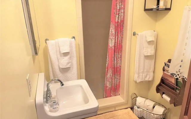 Near Lake Plus View 2 Bedroom Home by RedAwning