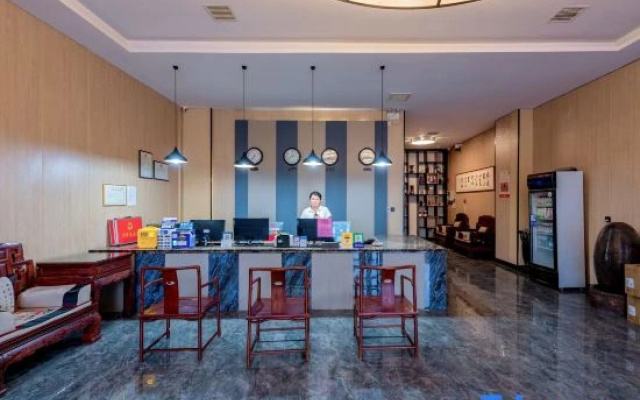 Yicheng Zhilu Hotel (Luohe Stadium)