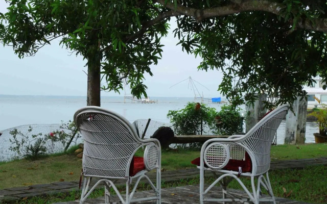orchid lake view homestay