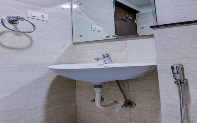 OYO 15108 Hotel Galaxy Inn