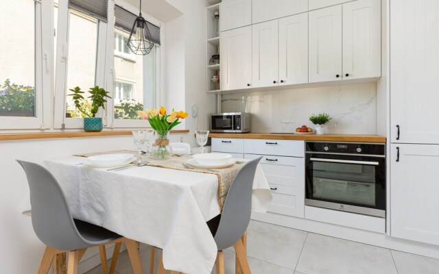 Bright Apartment in Wola by Renters