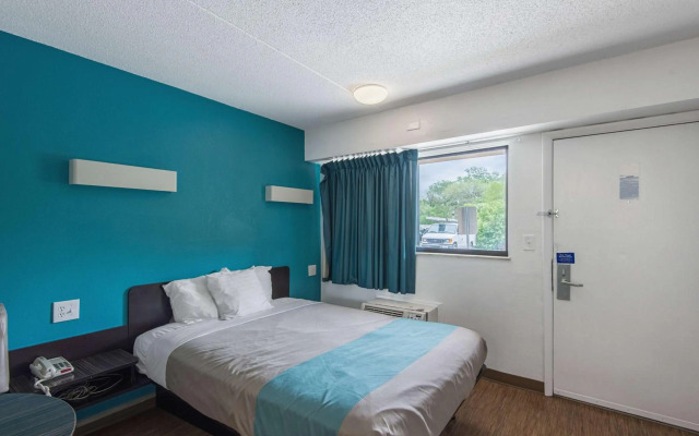 Motel 6-Overland Park, KS