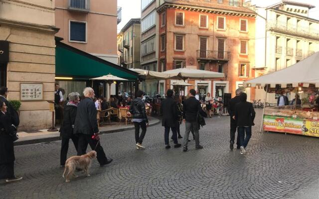 via roma 12 VERONA