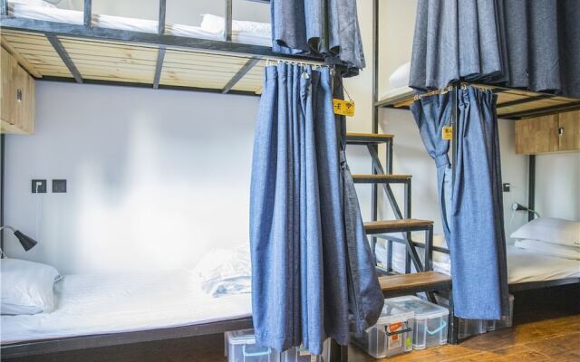 Zeako Youth Hostel