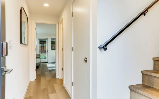 Modern Seattle Townhome: Walk to Light Rail!