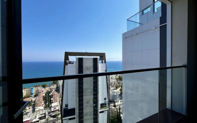 128 LIM - 2106 Stay Only Tower Suite