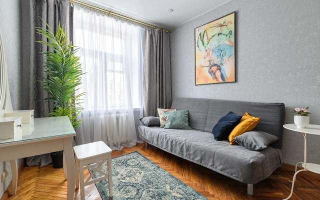 Sutki Rent (Сутки Рент) с видом на набережную канала Грибоедова