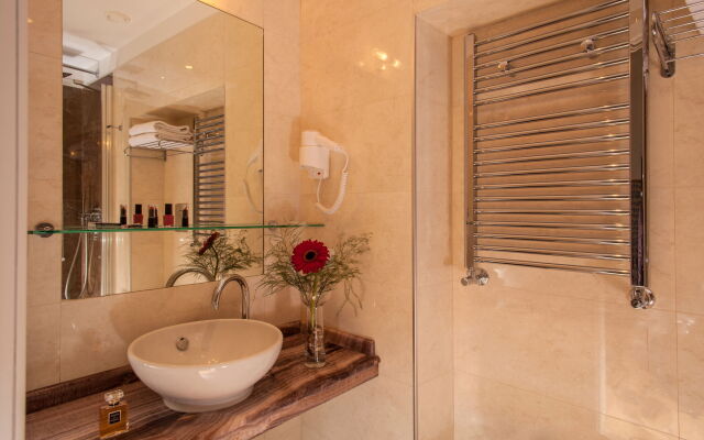 Floris Hotel