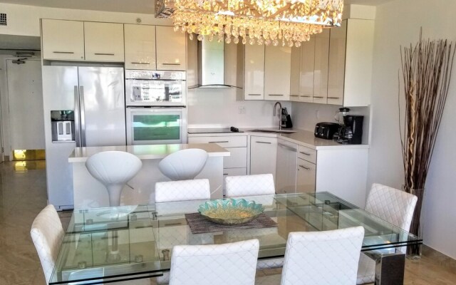 Alexander 802 3 Bedroom Apts by RedAwning