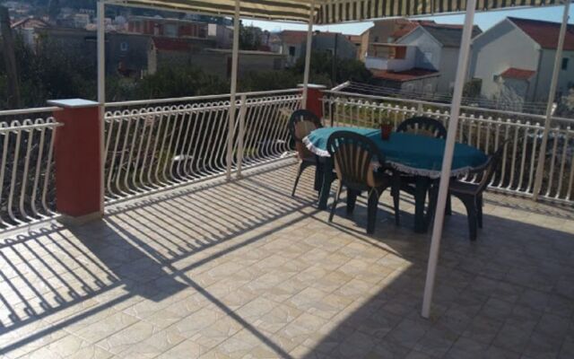 Apartment Tomi - with a large terrace (30m2): A1 Tribunj, Riviera Sibenik