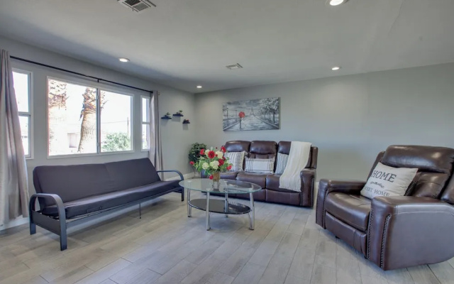 Las Vegas Retreat w/ Yard < 5 Mi to Strip!