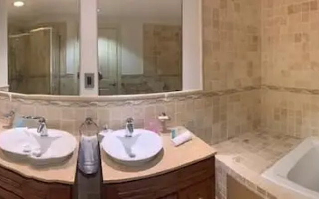 *The CLIFF_ BEACHFRONT and LUXURY MODERN UNIT* C2