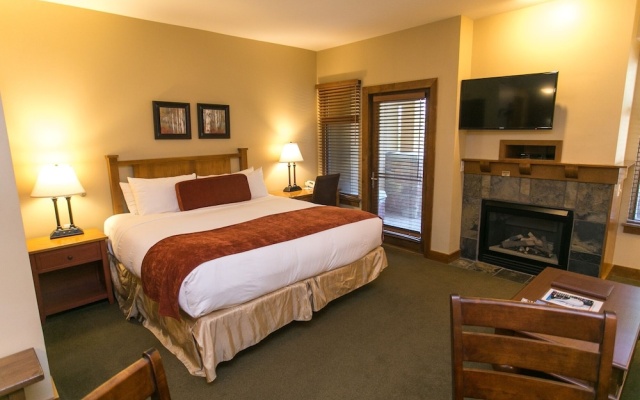Spacious Unit Mountain Getaway with Fireplace by RedAwning