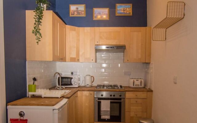 427 Pleasant 1 Bedroom Apartment in Abbeyhill Colonies Near Holyrood Park