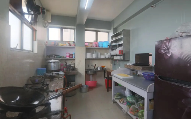 Oyo 18528 Field Residency Inn