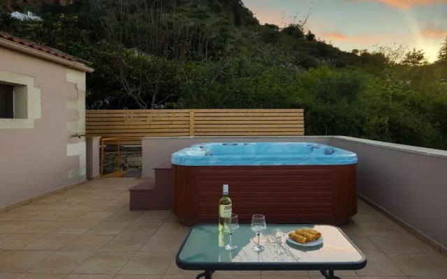 Cozy Holiday Home With Pool and Whirlpool in Maheri