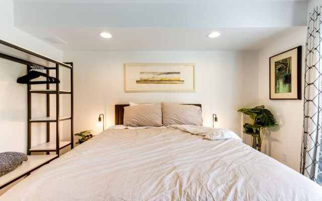 Jefferson Park Apartment: Walk to Empower Field!