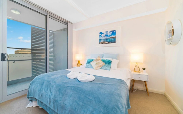 Near Airport & Train Station Stylish Two-Story Apartment
