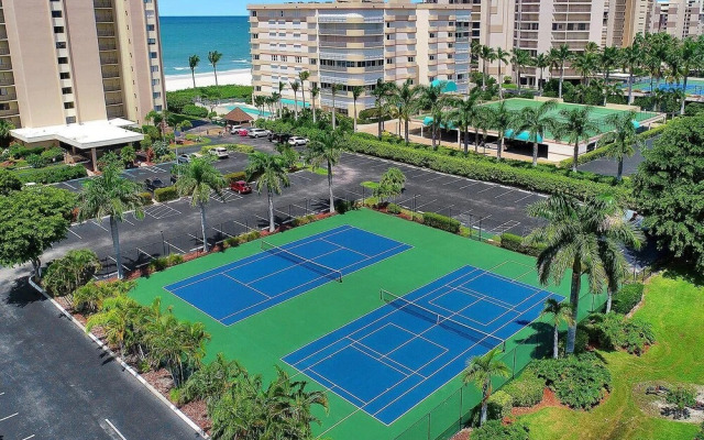 Inviting Beachfront Condo With Pool, spa and Views