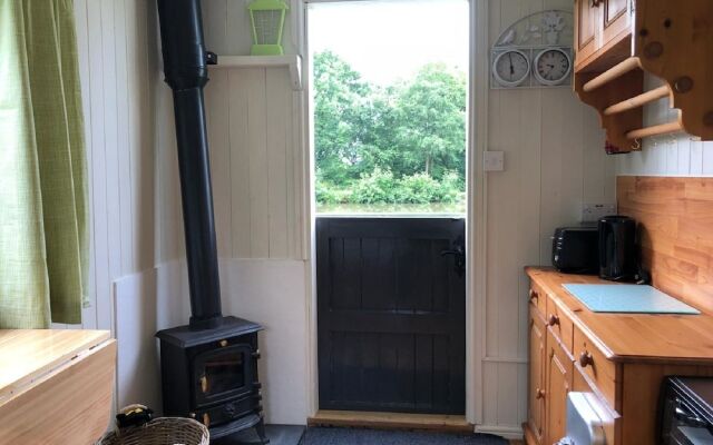 Cosy & Secluded Lakeside Fisherman's Hut