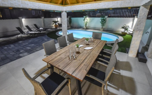 Holiday Home with Pool Oaza