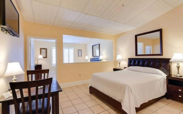 Naples Park Central Hotel