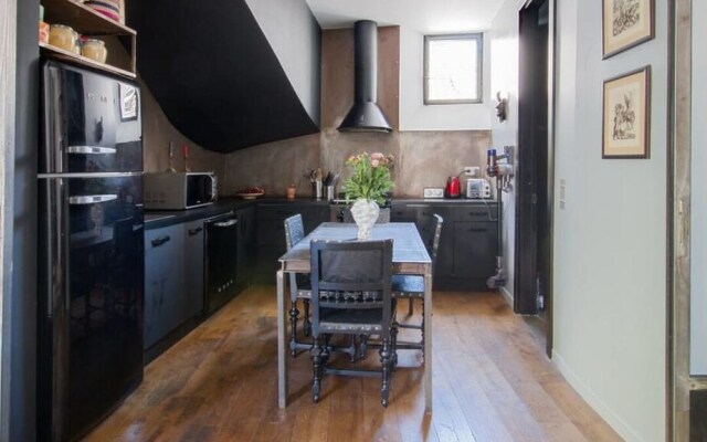 Modern Industrial 80m2 Apartment Near Bastille