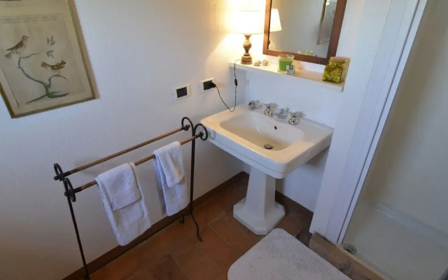 Pleasant Villa In Valiano With Terrace, Garden, Sun-Loungers