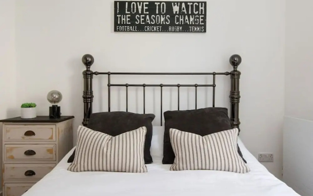 Charming Bolthole 400m to Beach