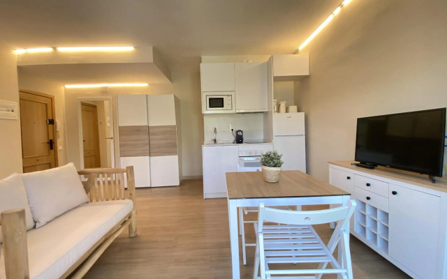 R126 Beachfront Apartment Sant Salvador