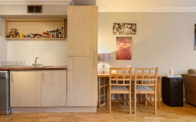 Convenient Oxford Street 1BR Flat