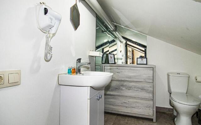2BR Mezzanine style apartment w Patio