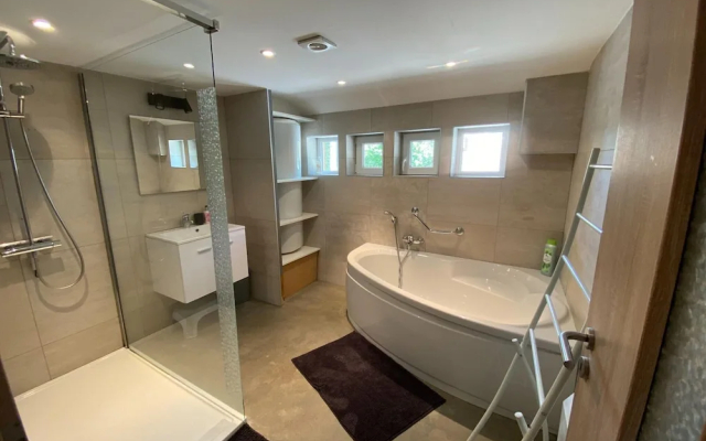 Spacious Chalet in Jalhay with Hot Tub