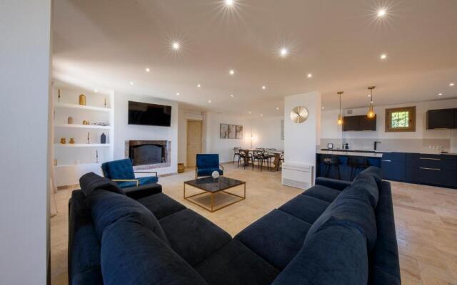 06T - Spacious villa with sea view- pool - jacuzzi-sauna