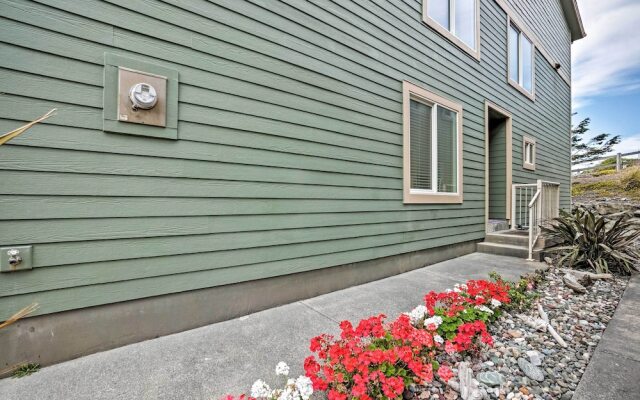 Gold Beach Townhome With Ocean Views & Sunroom!