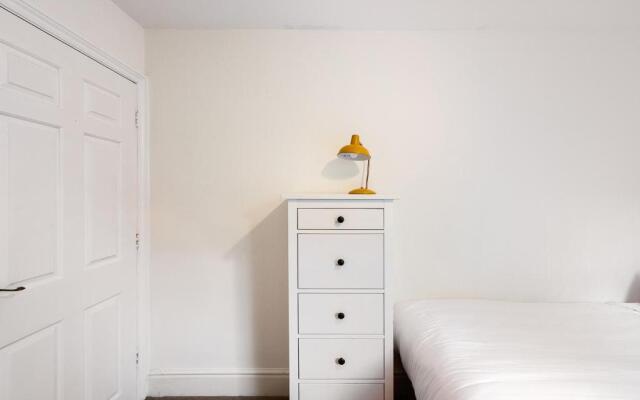 Heart of Ealing Apartment with Garden