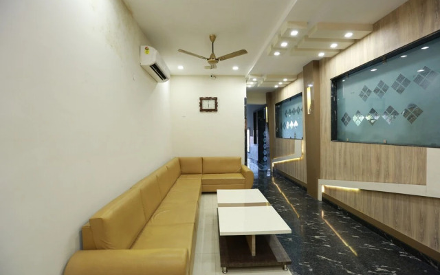 OYO 9007 Royal Crown