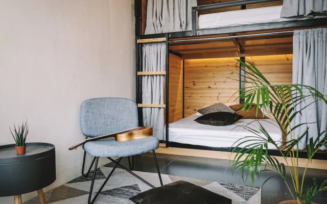 Murals Sleepbox Capsule Hostel - Adults Only