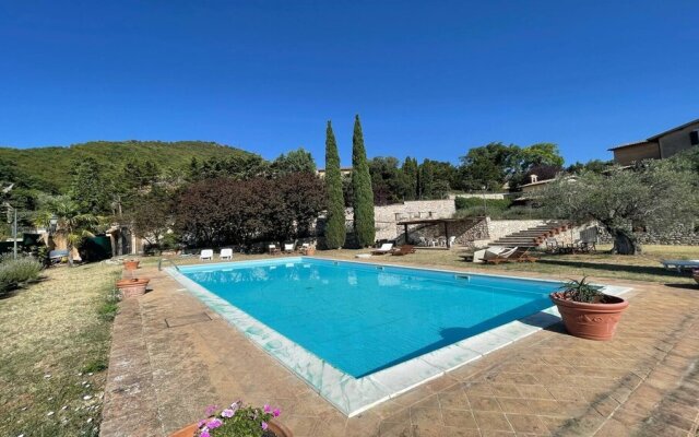 Huge manor close to Spoleto - With large pool, expansive grounds