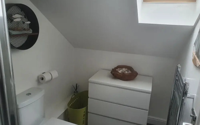 Cosy Village Apartment in Nottingham With Parking