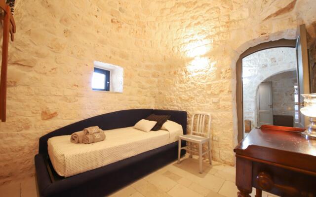 TD Trulli Albapetra Pool Olive Trees