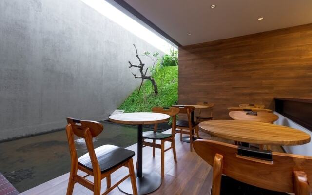RedDoorz Plus near Perbanas
