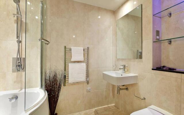 MODERN APARTMENT at SLOUGH STATION, LONDON IN 18 MINS!
