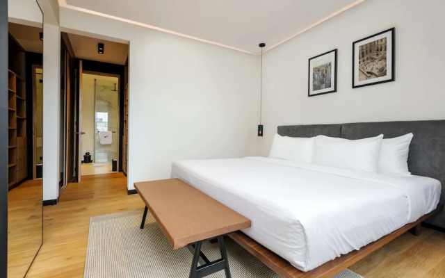 w Deluxe 1BR With Elegant Balcony in Roma Nte