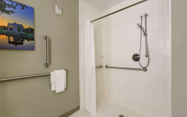 La Quinta Inn & Suites by Wyndham St Louis Route 66